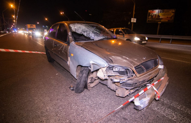 ДТП в Киеве: Lanos на бешеной скорости влетел в остановку и сбил людей