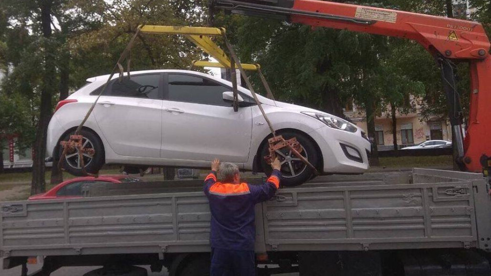Автомобили киевлян массово везут на штрафплощадки: что происходит