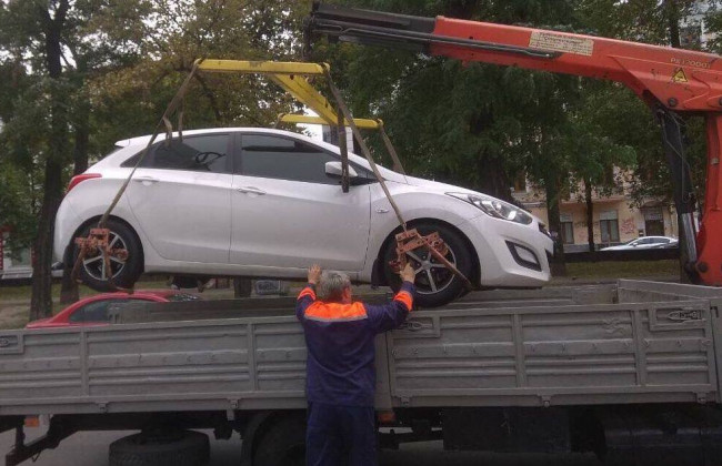 Автомобили киевлян массово везут на штрафплощадки: что происходит