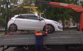 Автомобили киевлян массово везут на штрафплощадки: что происходит