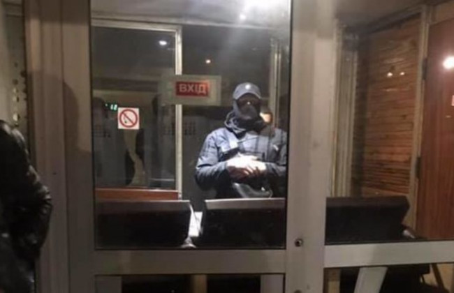 В Киеве копы пошли на штурм захваченного здания: есть подробности