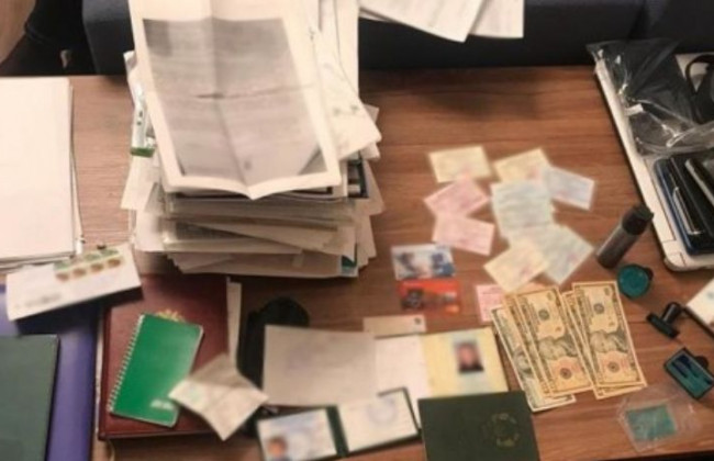 Продавал чужие квартиры: копы задержали в Киеве дерзкого злоумышленника