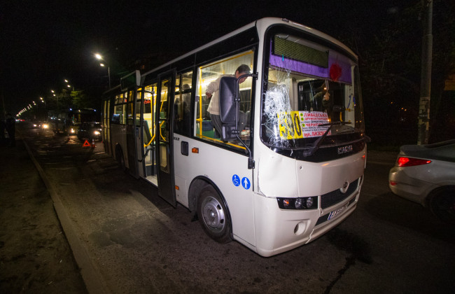 Пытался проскочить: в Киеве на Троещине маршрутка сбила пешехода