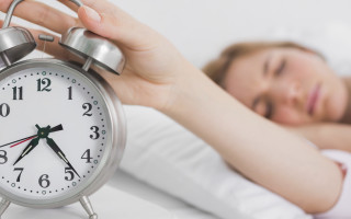 «Еще пять минут»: почему вредно переставлять по утрам будильник