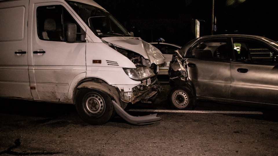 ДТП с пострадавшим в Киеве: Mercedes Sprinter на скорости влетел в Lanos