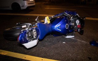 В Киеве столкнулись два мотоцикла: транспортные средства разлетелись по дороге