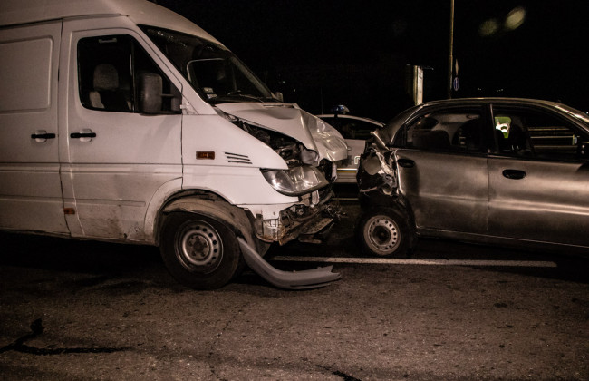 ДТП с пострадавшим в Киеве: Mercedes Sprinter на скорости влетел в Lanos