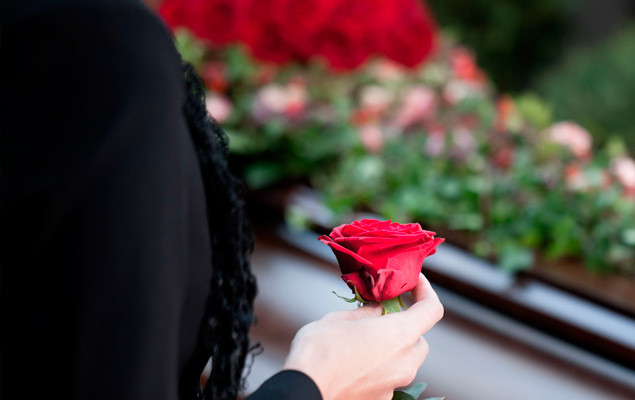 Использование искусственных цветов на кладбищах: киевлянам сделали важное сообщение