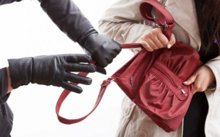 Злоумышленник средь бела дня напал на женщину в Киеве