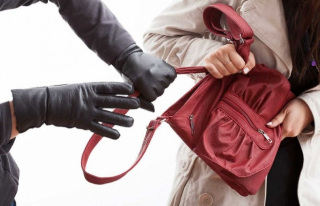 Злоумышленник средь бела дня напал на женщину в Киеве