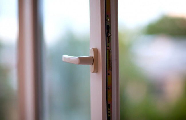 Погиб мгновенно: мужчина выпал из окна 9-этажки