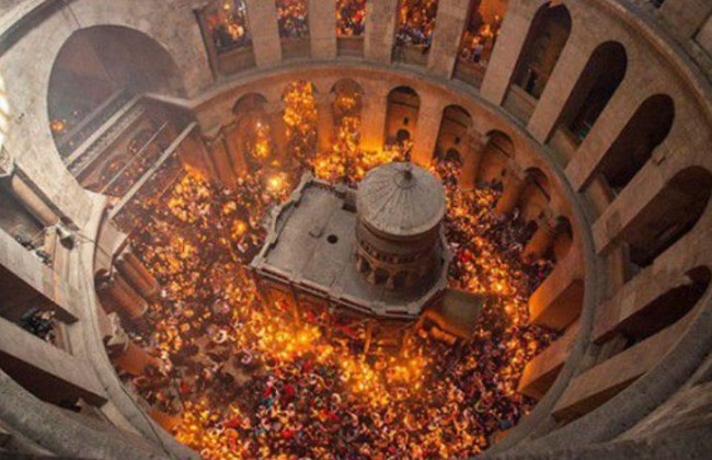 В Иерусалиме сошел Благодатный огонь