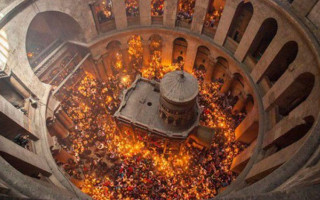 В Иерусалиме сошел Благодатный огонь