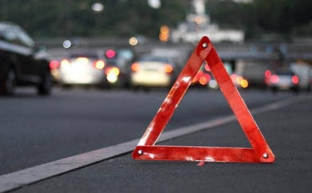 Водитель фуры отомстил дерзкому маршрутчику за выбитое стекло: видео инцидента в Киеве