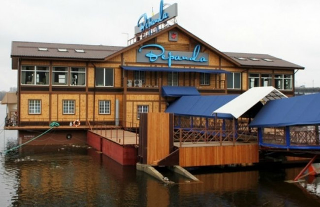 Невідомі розсріляни ресторан на воді у Києві