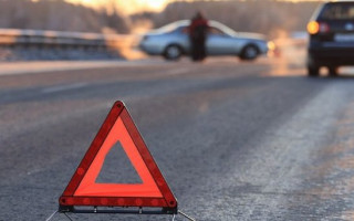 У Дніпрі легковий автомобіль влетів у дерево: водій загинув на місці