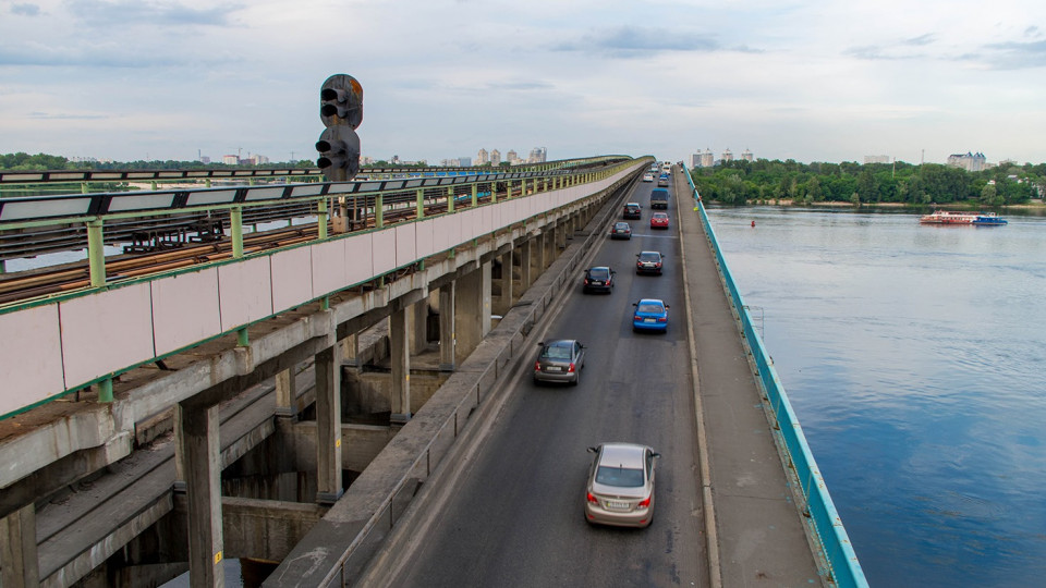 Трагедия в Киеве: мертвого мужчину обнаружили возле моста Метро