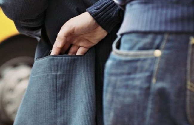 Дерзкое ограбление в Одессе: из авто украли сумку с более 2 млн гривен