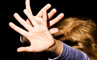 Под Запорожьем несколько мужчин напали на ребенка: девочка находится в больнице