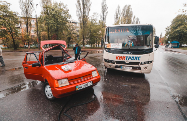 В Киеве маршрутка «смяла» легковушку: пострадали дети