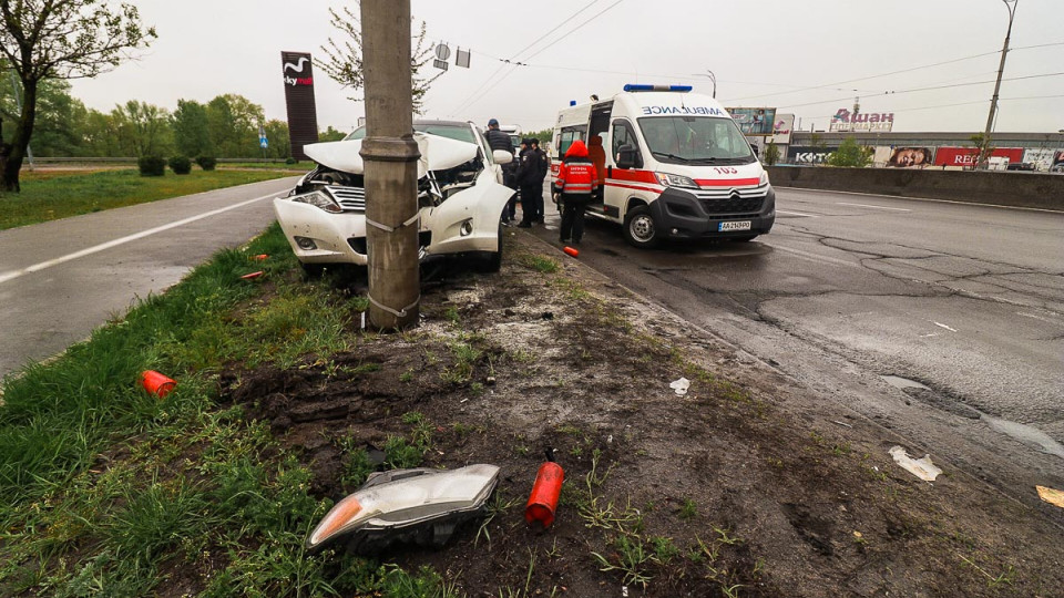 В Киеве возле Sky Mall произошло ДТП: автомобиль влетел в столб и загорелся