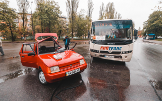 В Киеве маршрутка «смяла» легковушку: пострадали дети