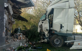 ДТП на Косівщині: вантажівка знищила кімнату житлового будинку