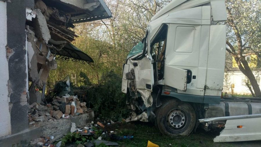 ДТП на Косівщині: вантажівка знищила кімнату житлового будинку