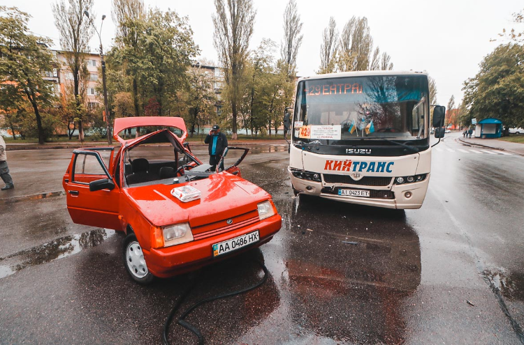 В Киеве маршрутка «смяла» легковушку: пострадали дети