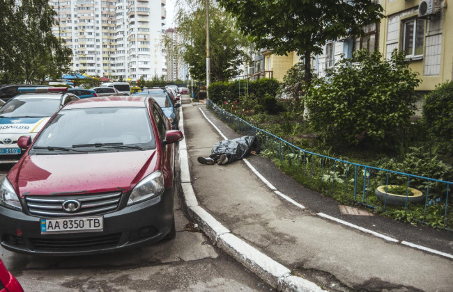 В Киеве под многоэтажкой обнаружили труп