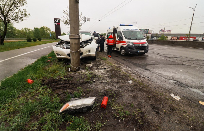 В Киеве возле Sky Mall произошло ДТП: автомобиль влетел в столб и загорелся