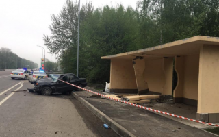 Под Киевом легковушка влетела в остановку с людьми: травмирован ребенок