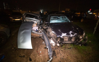 В Киеве Mercedes снес забор и смял 7 автомобилей: пьяного водителя заковали в наручники