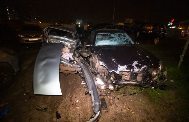 В Киеве Mercedes снес забор и смял 7 автомобилей: пьяного водителя заковали в наручники