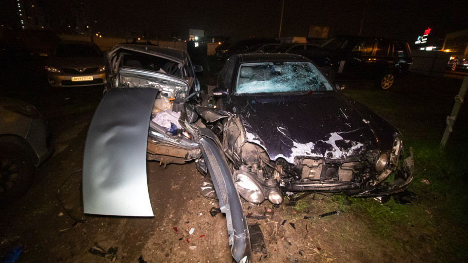 В Киеве Mercedes снес забор и смял 7 автомобилей: пьяного водителя заковали в наручники
