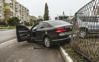 Автомобиль развернуло на 180 градусов: серьезное ДТП произошло в Киеве