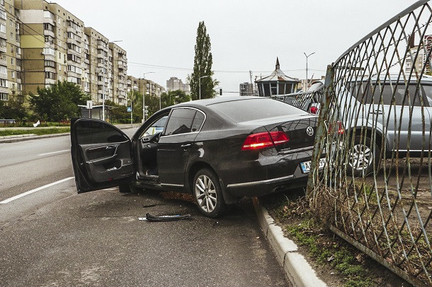 Автомобиль развернуло на 180 градусов: серьезное ДТП произошло в Киеве