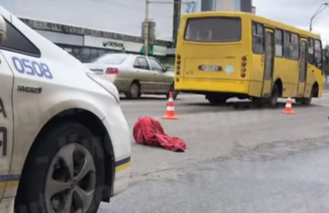 Жуткое ДТП с велосипедистом произошло в Киеве: появилось видео