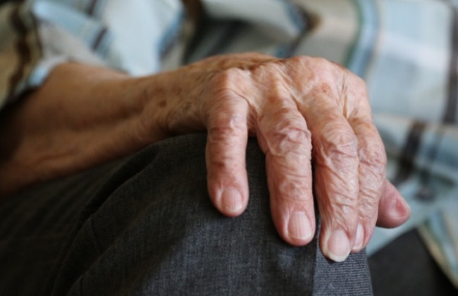 «Не выдержала»: пенсионерка с топором разгромила магазин в Киеве