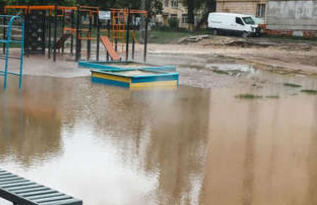 Потужна аварія у Києві: автомобіль пішов «під землю», дитмайданчик залило окропом