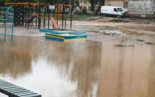 Потужна аварія у Києві: автомобіль пішов «під землю», дитмайданчик залило окропом