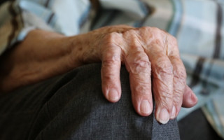 «Не выдержала»: пенсионерка с топором разгромила магазин в Киеве