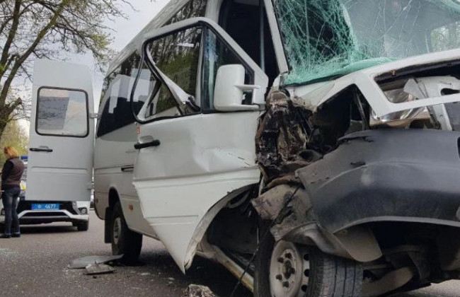Маршрутка на большой скорости влетела в грузовик в Николаеве: есть пострадавшие