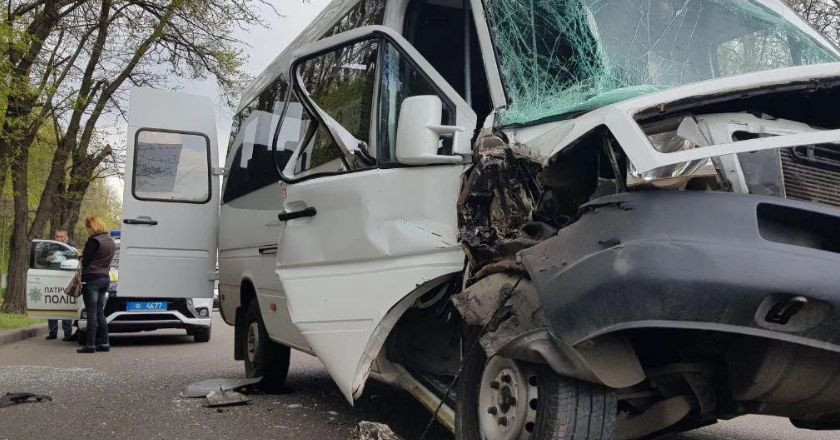 Маршрутка на большой скорости влетела в грузовик в Николаеве: есть пострадавшие