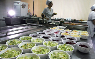 Систему питания в школах и детсадах Киева изменят