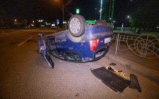Автомобиль приземлился на крышу: в Киеве пьяный водитель на «евробляхе» устроил ДТП