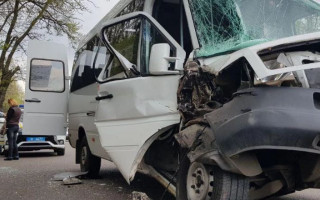 Маршрутка на большой скорости влетела в грузовик в Николаеве: есть пострадавшие