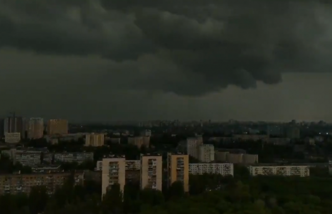 Потужна злива у Києві: у мережі показали відео