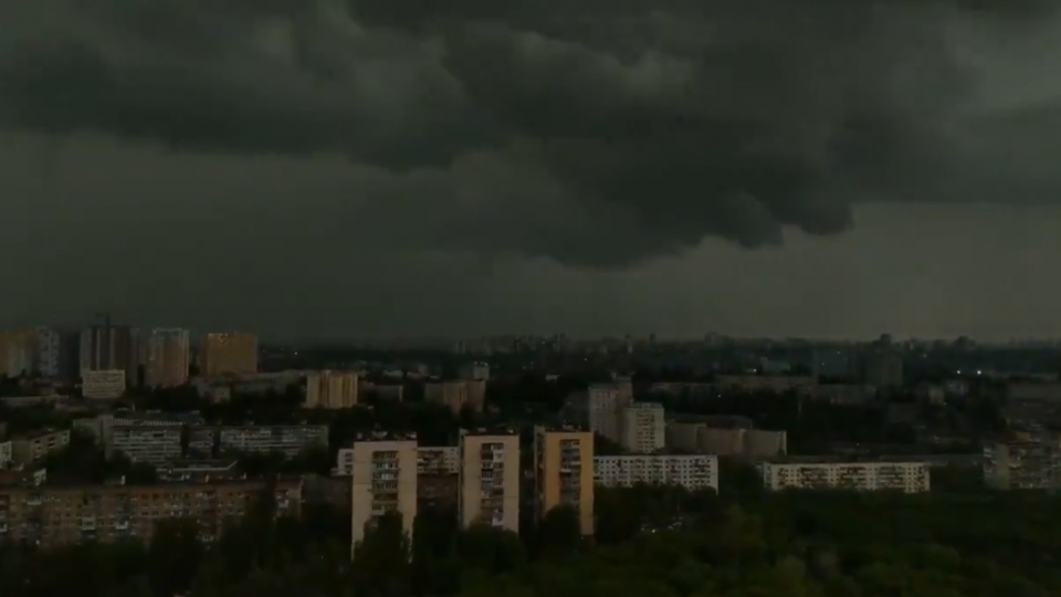 Потужна злива у Києві: у мережі показали відео
