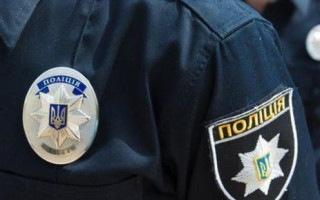 Проломила голову: в Житомире женщина напала на копа